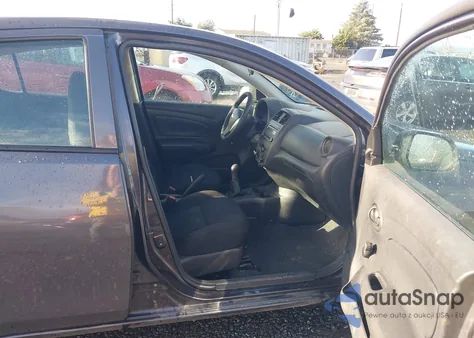 2015 Nissan Versa 1.6 S z USA, uszkodzony, nr VIN 3N1CN7AP5FL924225